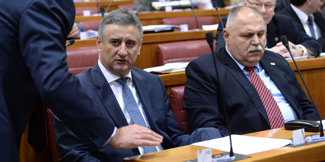 Zagreb, 210115. Markov trg.Sabor.Prva ovogodisnja sjednica Hrvatskog sabora pocela je aktualnim prijepodnevom na kojem su zastupnici postavljali pitanja Vladi.Na fotografiji: HDZ zastupnici, Tomislav Karamarko, Ivan Suker.Foto: Goran Mehkek / CROPIX