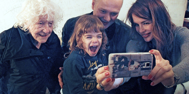 Split, 230115.Pjevacica Severina Vuckovic na nekoliko dana je dosla u Split te sa sinom Aleksandrom i menadjerom Tomicom Petrovicem stigla u posjet Lepoj Smoje,udovici poznatog novinara Miljenka Smoje.Zanimljivo je da su Severinin sin Aleksandar, menadjer Tomica i Lepa rodjeni na isti datum 20.2. pa im je to bio i povod posjetu jer teta Lepa uskoro slavi svoj 95 rodjendan.Foto: Duje Klaric / CROPIX