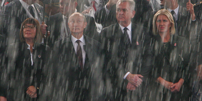 - 2014. U FOTOGRAFIJAMA CROPIX-A -Beograd, 161014.U Beogradu se danas obiljezava 100 godina od pocetka Prvog svjetskog rata i 70. godisnjica oslobodjenja Beograda i pobjede nad fasizmom.Na svecanosti sudjeluje i ruski predsjednik Vladimir Putin koji se u palaci Srbije sastao sa Tomislavom Nikolicem, predsjednikom Republike Srbije i Aleksandrom Vucicem, predsjednikom Vlade Srbije.Nakon sastanaka, odrzana je vojna parada pod nazivom Korak pobjednika.Na fotografiji: paradu je pratila velika kisa.Foto: Vlado Kos / CROPIX