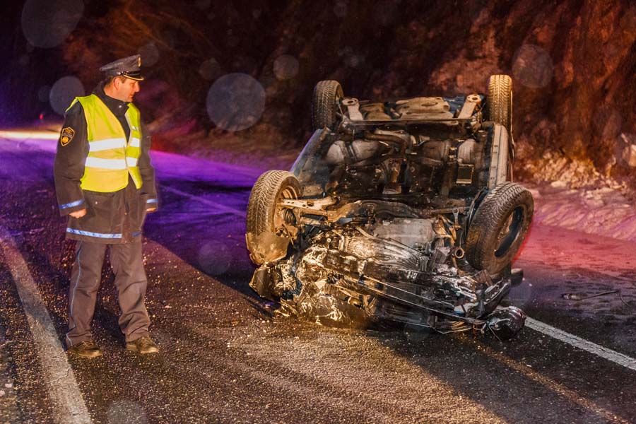 Bugojno, BiH, 240115. Prometna nesreca na magistralnoj cesti Bugojno - Kupres. Zbog neprilagodjene brzine i snijega koji pada dvoje putnika su lakse ozlijedjeni u prometnoj nesreci.Foto: Zvonimir Barisin / CROPIX