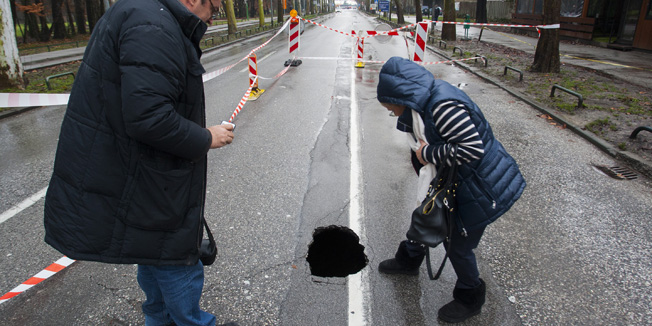 Zagreb, 250115.Na Bukovackoj cesti kod broja 21 pojavila se rupa na kolniku otvora oko pola metra, dubine 4 metra i duljine oko 10 metara. Na dnu rupe vidljiv je tok podzemnih voda.Na fotografiji: rupa na Bukovackoj cesti.Foto: Tomislav Kristo / CROPIX