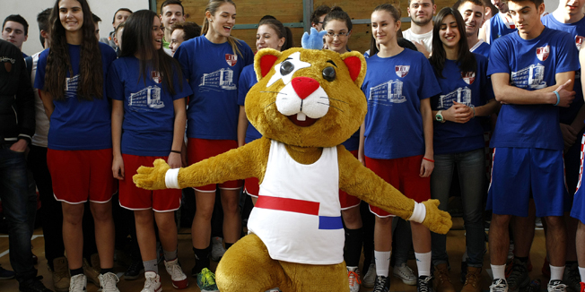 Zagreb, 260115.Sportska dvorana, III gimnazijia, Kuslanova 52.Predstavljanje sluzbene maskote Europskih sveucilisnih igara Rijeka-Zagreb 2016. Na natjecaj je pristiglo 64 rada od kojih je ziri odabrao tri idejna rijesenja na kojemu je na javnom glasanju pobjedio  rad Vedrana Redea i Matije Tomsica.Na fotografiji: pobjednicka maskota sa ucenicima III gimnazije.Foto: Ronald Gorsic / CROPIX