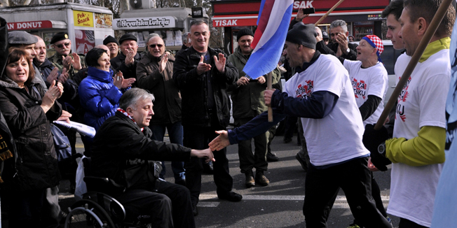 Zagreb, 260115.Maratonci su stigli u braniteljski sator. Sudionici stafetnog maratona dugog 328 km pod nazivom 100 posto za Hrvatsku u organizaciji Maraton kluba Osijek zavrsili su utrku u Savskoj 66. Maratonci su na taj nacin simbolicno iskazali podrsku prosvjednicima koji prosvjeduju 99. dan.Foto: Srdjan Vrancic / CROPIX