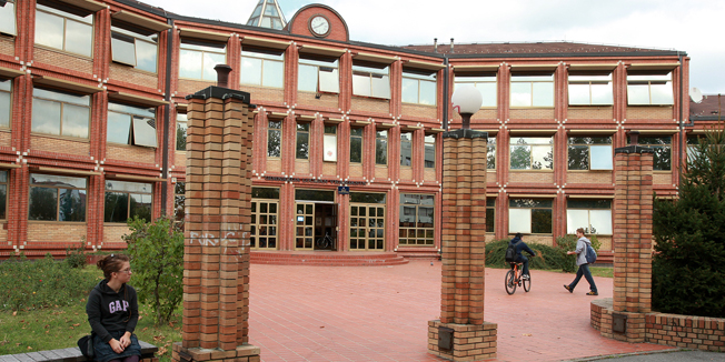 Zagreb, 170908.Srednja skola Lucijan Vranjanin ispred koje je sinoc pretucen ucenik 2 razreda te skole.Ucenika, za kojeg se zna samo da ima 17 godina, pretukao je nepoznati napadac. Pretpostavlja se da se radi o obracunu zbog djevojke, takodjer ucenice 2 razreda.Foto: Davor Pongracic / Cropix