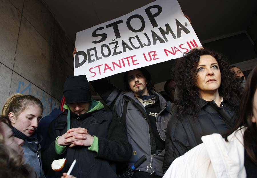 Zagreb, 280115.Sveti Duh 8.Oko dvjesto clanova Zivog zida jutros su uspjeli odgoditi delozaciju Mirka Dukic  Duzinec i njegove obitelji. Vecina okupljenih je probdjela u stanu i po stubistu jos od 19 sati prethodnog dana.Na fotografiji: clanovi Zivog zida.Foto: Ronald Gorsic / CROPIX