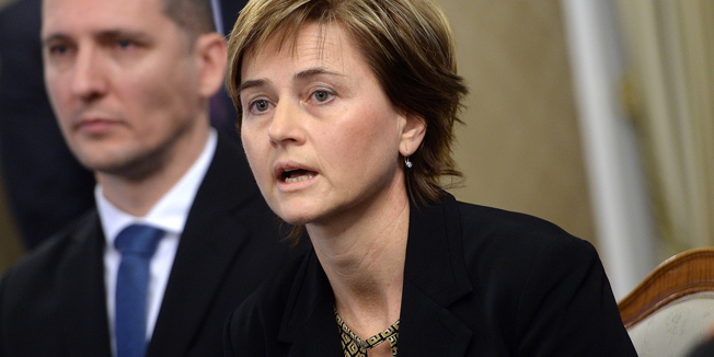 Zagreb, 190115. Markov trg, Banski dvori.Predsjednik Vlade RH Zoran Milanovic potpisao je Sporazum za ublazavanje financijskih poteskoca odredjenog dijela gradjana. Rijec je o gradjanima koji su ovrsenici u postupcima prisilne naplate trazbina male vrijednosti na novcanim sredstvima. Na fotografiji: Sandra Svaljek.Foto: Goran Mehkek / CROPIX