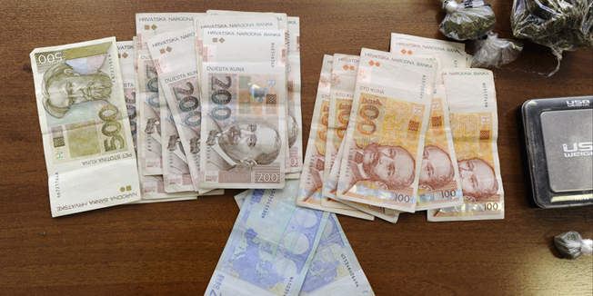 Sibenik, 290115.Policijska uprava Sibensko-kninska.Na danasnjoj konferenciji za medije djelatnici PU Sibensko -kninske izlozili su novac te marihuanu i heroin ukupne vrijednosti oko 500 tisuca kuna, koje su zaplijenili u nedavnoj policijskoj akciji.Na konferenciji je govorio nacelnik PU Ivica Kostanic.Foto: Niksa Stipanicev / CROPIX