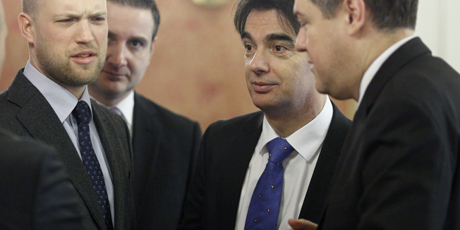 Zagreb, 22115.Sjednica Vlade RH na cijem dnevnom redu je Izvjesce o provedbi provjere broja potpisa biraca iz Zahtjeva za raspisivanje referenduma o davanju hrvatskih autocesta u koncesiju, te rjesenja o raspustanju devet gradskih te osam opcinskih vijeca.Na fotografiji: Mihael Zmajlovic, Tomislav Saucha, Branko Grcic, Boris Lalovac.Foto: Dragan Matic / CROPIX