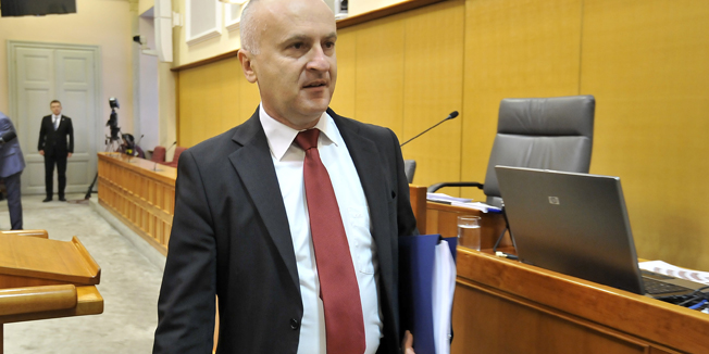 Zagreb, 290115Nastavak sjednice Sabora sa raspravom o dva izvjesca koja se odnose na hrvatske branitelje - provedba Zakona o pravima hrvatskih branitelja iz Domovinskog rata i clanova njihovih obitelji te o poslovanju istoimenog Fonda za 2013. godinu. Sjednici su prisustvovali i invalidi koji prosvjeduju ispred ministarstva branitelja u Savskoj.Na fotografiji: Predrag Matic, ministar branitelja.Foto: Bruno Konjevic / CROPIX