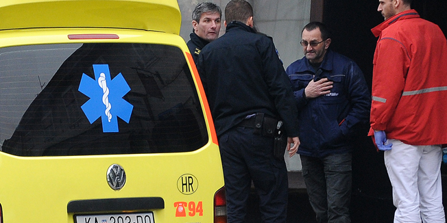 Karlovac, 290115.Na trgu Petra Zrinskog u Karlovcu danas oko 10 i 30 sati  napadnuta su i pretucena dvojica radnika HEP-a koji su namjeravali s elektro mreze iskljuciti neplatisu. Intervenirala je policija i hitna pomoc.Na fotografiji: Radnik HEP-a sa policijom.Foto: Robert Fajt / CROPIX