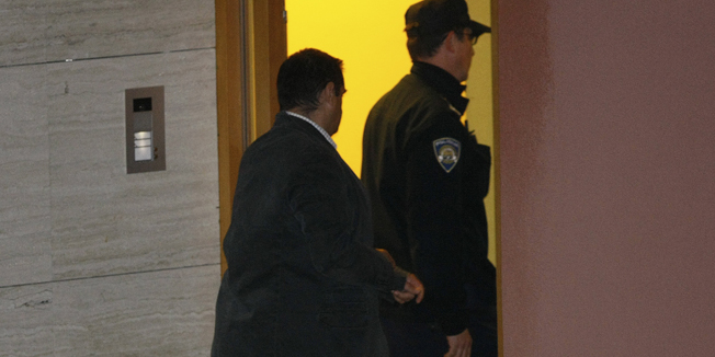 Zagreb, 121113. Predsjednik Hrvatske gospodarske komore Nadan Vidosevic jutros je uhicen nakon ?izbijanja afere izvlacenja novca iz Hrvatske gospodarske komore.?Nakon policijskog pretresa obiteljske kuce na adresi Gornje Prekrizje 46 H, Nadan Vidosevic u drustvu policije napustio je kucu. Na fotografiji: policijski istrazitelji.Foto: Ronald Gorsic / CROPIX