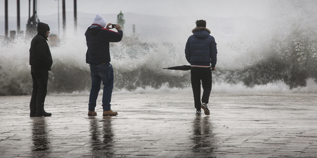 Split, 300115. Danasnja jaka ciklona sa sobom je donijela na otvorenom moru olujno jugo koje je u splitskim lucicama i na rivi uzrokovalo velike valove koji su na mahove preplavili rivu.Na fotografiji: Valovi na Matejusci.Foto: Bozidar Vukicevic / CROPIX