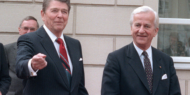(FILES) This photo taken on June 12, 1987 shows US First Lady Nancy Reagan, Marianne von Weizsaecker, wife of West German President, US President Ronald Reagan, German President Richard Karl von Weizsäcker at the Bellevue Castle, in Berlin.  Weizsaecker died on January 31, 2015 aged 94. AFP PHOTO MIKE SARGENT