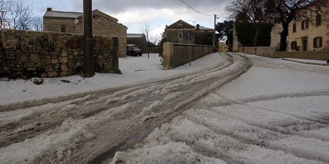 Krnica, 310115.Nakon sto je nocas snijeg zabijelio unutrasnjost Istre, jutros je pala jaka tuca, koje ponegdje ima i do 10-ak centimetara, osobito na cestama.Prema prvim saznanjima, nema prijavljene stete.Foto: Goran Sebelic / CROPIX                              