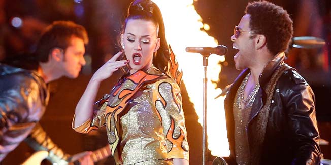GLENDALE, AZ - FEBRUARY 01: Singers Katy Perry and Lenny Kravitz perform during the Pepsi Super Bowl XLIX Halftime Show at University of Phoenix Stadium on February 1, 2015 in Glendale, Arizona.   Christian Petersen/Getty Images/AFP== FOR NEWSPAPERS, INTERNET, TELCOS & TELEVISION USE ONLY ==