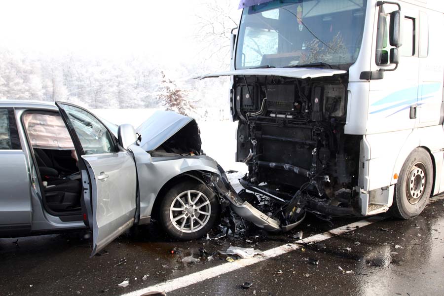 Sokolovac, 020215.U Sokolovcu u Koprivnickoj ulici doslo je do prometne nesrece izmedju teretnog i osobnog automobila. Jedna osoba je ozljedjena i prevezena u OB Koprivnica. Promet se odvija naizmjenicnim prpoustanjem vozila. Ocevid u tijeku.Foto: Ivan Brkic / Glas Podravine / CROPIX