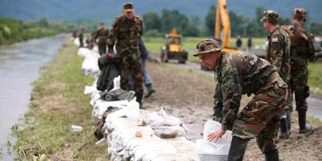 Slavonski Brod, 030610.Zbog velikih kisa rijeka Orljava biljezi najvisu razinu od kada se vrse mjerenja. Prelila se preko nasipa kod mjesta Luzani i Oriovac u kojima su proglasene izvanredne mjere obrane od poplave. U pomoc je doslo 200 pripadnika HV.Na slici: pripadnici HV pomazu oko nasipa.Foto: Danijel Soldo / CROPIX