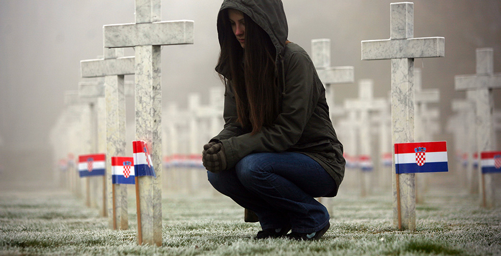 Vukovar, 181111.Danas su na dvadesetu obljetnicu Dana sjecanje na zrtvu Vukovara gotovo svi hrvatski visoki duznosnici polozili vjence i zapalili svijece na Memorijalnom groblju zrtvama Domovinskog rata. U Vukovaru je 18. studenog 1991. godine nakon 87 dana teskih borbi slomljena herojska obrana grada. Oko 30 tisuca ljudi iz cijele Hrvatske doslo je u ovaj grad,s imbol stradanja odati pocast svim poginulim braniteljima kako u Vukovaru tako i u citavoj Hrvatskoj.Na slici memorijalno groblje u Vukovaru. Foto: Danijel Soldo / CROPIX