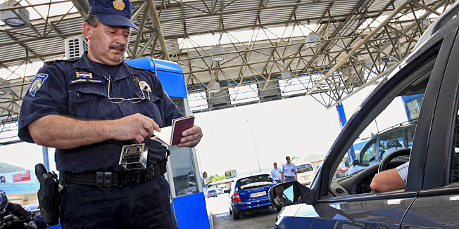 Rupa, 100710.Na granicnom prijelazu Rupa cekalo se umjereno, kolone su dosezale duzinu od najvise 50-ak vozila.Foto: Davor Zunic / CROPIX