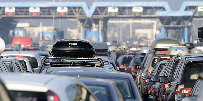 Zagreb, 050113.Bregana.Granicni prijelaz.Na granicnom prijelazu Bregana od rana jutra stvorila se kolona vozila hrvatskih gradjana koji su se uputili  na mnoga europska skijalista s svojim obiteljima.Foto: Goran Mehkek / CROPIX *** Local Caption *** l