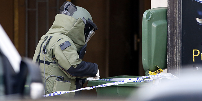 Zagreb, 230113.Ulica Pod zidom.Nakon eksplozije manje naprave na Trgu bana Josipa Jelacica, policija je pronasla sumnjiv predmet u kanti za smece u ulici Pod zidom na Dolcu. Zbog sumnjivog predmeta na teren je pozvan pirotehnicar MUP-a.Foto: Damjan Tadic / CROPIX