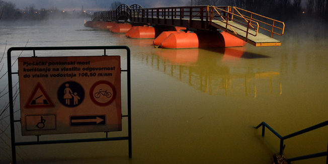 Karlovac, 130214.Tijekom noci novi vodostaj Kupe dosegnuo je rekordnih 827 cm (zabiljezenih u 2 sata), dok je Korana svoj rekord u to vrijeme zabiljezila na 821cm. Poplavaljene su brojne prometnice i kuce u mnogim karlovackim naseljima, u Mostanju su se spojile izlivene Korana i Mreznica, a tijekom noci naslje je jos ostalo i bez struje.Na fotografiji: Korana u centru Karlovca.Foto: Mario Pusic / Cropix