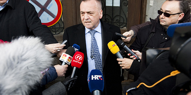 Osijek, 170214.Gradonacelnik Osijeka Ivica Vrkic dosao je jutros u 9,30 u Drzavno odvjetnistvo u kojemu se zadrzao oko pola sata.Vrkic je u DORH pozvan zbog izjave da je Branimir Glavas ratni profiter.Na fotografiji: Ivica Vrkic nakon izlaska iz zgrade DORH-a nije zelio davati nikakve izjave.Foto: Vlado Kos / CROPIX