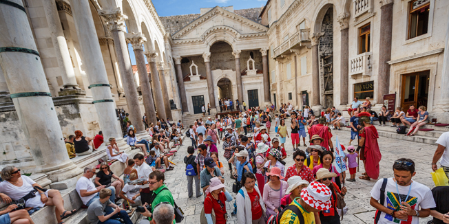 Split, 220714. Nakon obilne kise koja je pala u Splitu poslijepodne su se vremenske prilike popravile. Tjekom noci i jutra prema sluzbenim podatcima DHMZ-a u Splitu je palo 35 litara po kvadratnom metru sto je premasilo srpanjski rekord koji iznosi 28 litara. Zbog cega su turisti tjekom poslijepodneva ispunili rivu i uzi dio grada zbog razgledavanja.Na fotografiji: Detalj sa Peristila. Foto: Zvonimir Barisin / CROPIX
