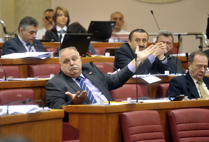 Zagreb, 290115Nastavak sjednice Sabora sa raspravom o dva izvjesca koja se odnose na hrvatske branitelje - provedba Zakona o pravima hrvatskih branitelja iz Domovinskog rata i clanova njihovih obitelji te o poslovanju istoimenog Fonda za 2013. godinu. Sjednici su prisustvovali i invalidi koji prosvjeduju ispred ministarstva branitelja u Savskoj.Na fotografiji: Ivan Suker i HDZ.Foto: Bruno Konjevic / CROPIX