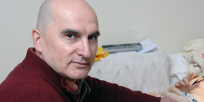 Split, 160212.Humanitarac Zoran Erceg je na Facebooku osnova volontersku grupu za pomoc socijalno i zdravstveno najugrozenijim Splicanima.Na fotografiji Zoran Erceg i sticenica grupe Slavica Tukic.Foto: Mario Todoric / CROPIX