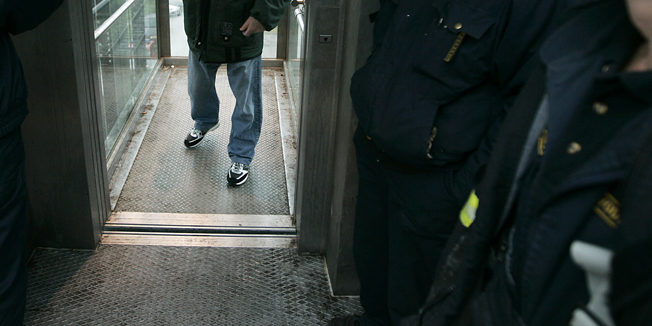 Osijek, 1301110.Balaz Franjo (68. god) umirovljenik iz Osijeka jutros oko 9. sati je ostao zaglavljen u modernom dizalu nadhodnika iznad osjeckog zeljeznickog kolodvora.Franju su iz zaglavljenog lifta zajednicki spasili vatrogasci JPVP i serviseri dizala.Po rijecima vatrogasaca ovo nije prvi puta da gradjani ostaju  zaglavljeni u ovom modernom dizalu,navodno je moderna tehnologija koja je ugradjena preosjetljiva a cijena cijelog nadhodnika zajedno sa dva dizala iznosila je 15. milijuna kuna.Na fotografiji:Serviseri dizala i Franjo Balaz koji je ostao zarobljen u dizalu.Foto: Vlado Kos / Cropix