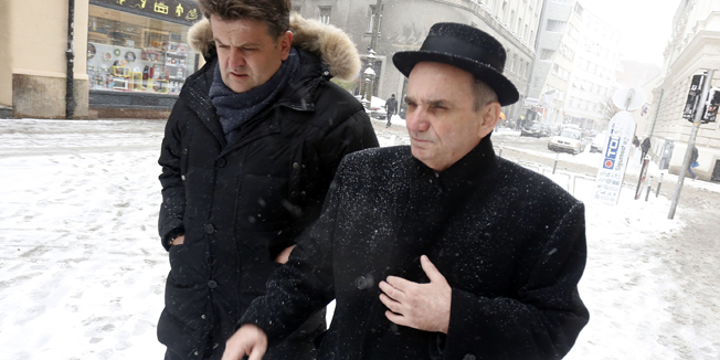 Zagreb, 060215.Branimir Glavas izlazi iz Zupnijskog suda u drustvu novarinara Andrije Jarka.Foto: Damjan Tadic / CROPIX