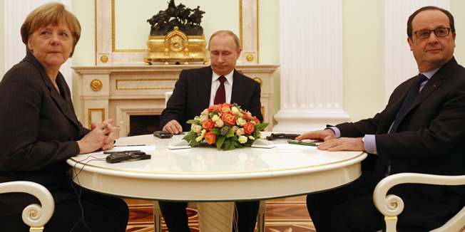 German Chancellor Angela Merkel (L), French President Francois Hollande (R) and Russia's President Vladimir Putin attend a meeting on resolving the Ukraine crisis, at the Kremlin in Moscow on February 6, 2015. Merkel and France's Hollande met Putin on February 6 in a desperate bid to prevent a further escalation of violence in Ukraine but hopes of a breakthrough were slim. AFP PHOTO / POOL / MAXIM ZMEYEV