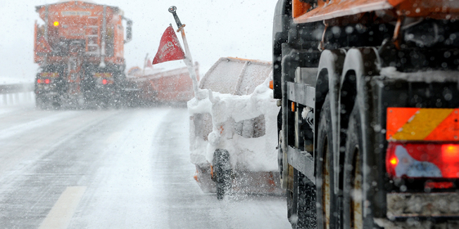 Vukova Gorica, 060215.Na sirem karlovackom podrucju do 15 sati palo je pedesetak centimetara snijega i prouzrocilo brojne probleme u prometu. Zimske sluzbe HAC ONC-a su u stalnom pogonu a policija iz prometa iskljucuje tegljace i kamione s prikolicom.Na fotografiji: Ralice HAC ONC-a ciste snijeg na autocesti kod Vukove Gorice.Foto: Robert Fajt / CROPIX