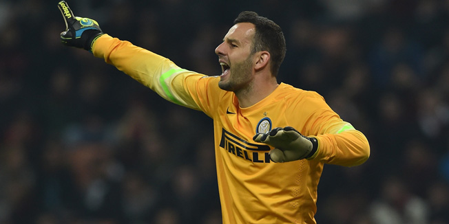 MILAN, ITALY - NOVEMBER 23:  Samir Handanovic of FC Internazionale Milano issues instructions during the Serie A match between AC Milan and FC Internazionale Milano at Stadio Giuseppe Meazza on November 23, 2014 in Milan, Italy.  (Photo by Valerio Pennicino/Getty Images)