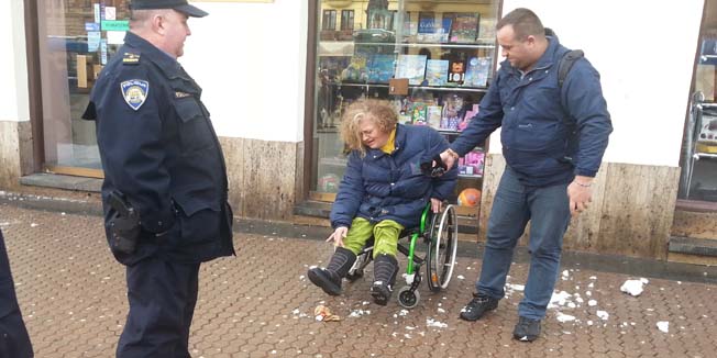 Zagreb, 100215.Trg bana Jelacica.Danas oko podne ispred knjizare Naprijed s krova je pala velika gromada snijega. Snijeg je pao na gospodju u invalidskim kolicima i ozlijedio je.Foto: Marko Balenovic / CROPIX