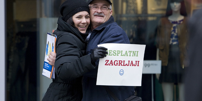 Zagreb, 110215.U sklopu humanitarne akcije udruge za rijetke bolesti Danijela Trbovic je dijelila besplatne  zagrljaje gradanima na Cvjetnom trgu.Foto: Sandra Simunovic / CROPIX