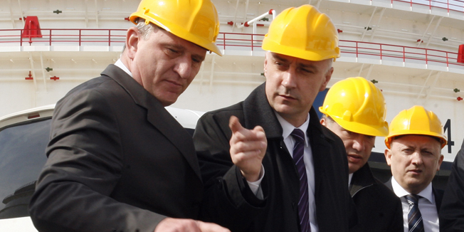 Omisalj, 110314.Ministar gospodarstva RH Ivan Vrdoljak pustio je u rad tri novoizgradjena spremnika za skladistenje sirove nafte na JANAF-ovom terminalu Omisalj. JANAF je u spremnike sa infrastrukturom ulozio oko 274 milijuna kuna, a rijec je o prvoj fazi realizacije projekta rekonstrukcije i dogradnje rezervoarskog prostora terminala Omisalj. Ukupni kapacitet novih spremnika je 240000 kubnih metara.Na fotografiji: predsjednik Uprave JANAF Dragan Kovacevic i ministar Ivan Vrdoljak .Foto: Tea Cimas / CROPIX