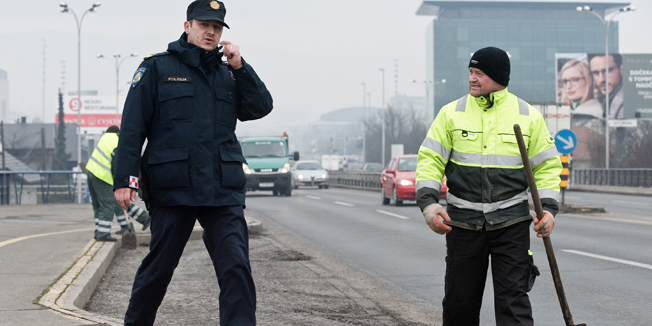Zagreb, 140215.Obala rijeke Save.Uoci sutrasnje svecane inauguracije Kolinde Grabar Kitarovic, Most slobode, kojim ce se kretati visoki duznisnici i gosti, vec danas osigurava policija, a brigu o cistoci mosta preuzeli su djelatnici Cistoce Zagrebackog holdinga.Foto: Darko Tomas / CROPIX