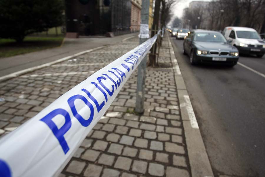 Zagreb, 140215.Hotel Westin.Policijski sluzbenici osiguravaju ulaz i podrucje oko hotela Westin zbog dolaska brojnih stranih drzavnika na inauguraciju Kolinde Grabar Kitarovic.Na fotografiji: policijskom trakom je obiljezena zabrana parkiranja vozila u blizini hotela WestinFoto: Tomislav Kristo / CROPIX