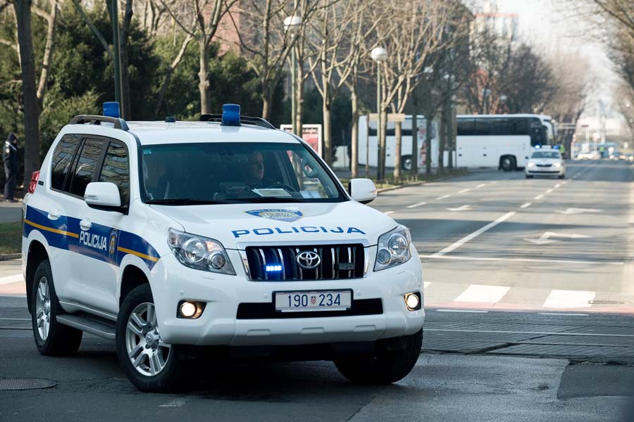 Zagreb, 150215.Centar grada.Zbog vaznih gostiju iz visoke politike koji su u Hrvatsku stigli zbog inauguracije Kolinde Grabar Kitarovic policija osigurava hotel Westin i okolno podrucje.Na fotografiji: osiguravanje prolaska triju autobusa na putu prema Gornjem gradu.Foto: Darko Tomas / CROPIX