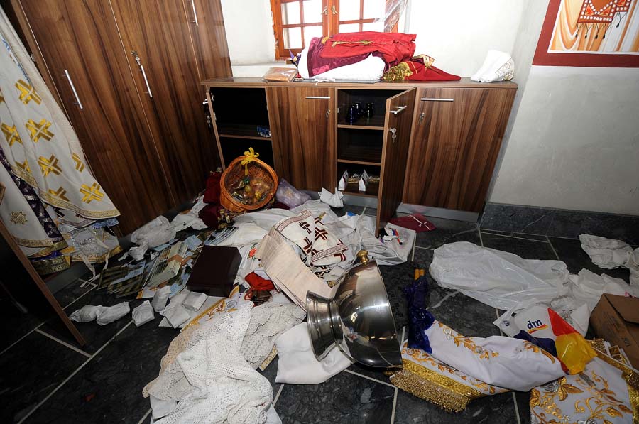 Karlovac, 150215.Nocas je provaljeno u pravoslavnu crkvu u centru Karlovca. Steta je procjenjena na oko 20000 kuna. Ukradeni su mesingani krizevi, plinska boca, unistena su ulazna vrata.Na fotografiji: Nered u crkvi poslije provale.Foto: Robert Fajt / CROPIX