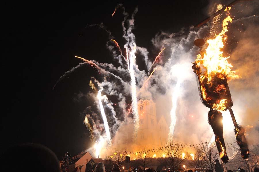 Samobor, 170215.Glavni trg Samobor.Na posljednji dan Samoborskog fasnika, na pokladni utorak u Samoboru je organizirana fasnicka povorka, sudjenje Princu Fasniku i vatromet.Mnosto gradjana je iskoristilo posljednju ovogodisnju priliku da stave maske i uzivalo u bogatom zabavnom programu.Na fotografiji: vatromet i spaljivanje Princa Fasnika.Foto: Damir Krajac / CROPIX