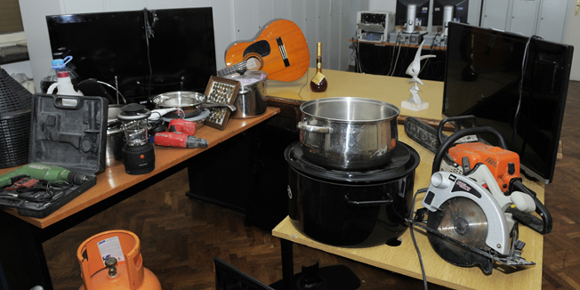 Sibenik, 190215.Nacelnik PU sibensko-kninske, Ivica Kostanic, nacelnik krim Zdravko Sedlar i Sandro Sandro izvjestili su da je policija uhitila pocintelja 37 kradji na podrucju Rogoznice koji su pljackali vikend kuce.Na fotografiji: dio pronadjene ukradene robeFoto: Niksa Stipanicev / CROPIX