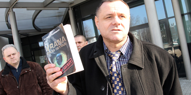 Koprivnica, 190215.Nakon rasprave na prekrsajnom sudu u Koprivnici predsjednik A-HSP-a Drazen Keleminec odrzao je press konferenciju ispred suda gdje je nakon izjave s clanovima stranke zapjevao ustasku pjesmu 