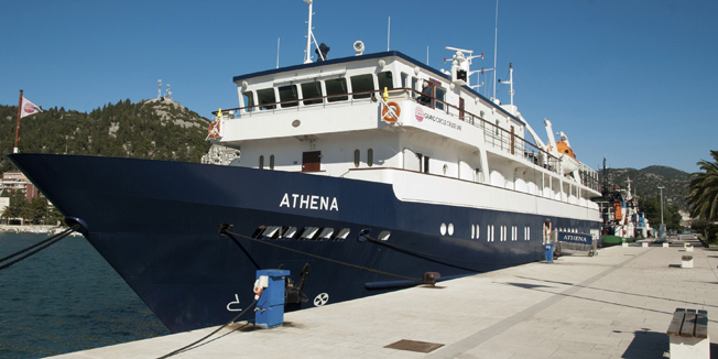 Ploce, 190215.Kruzer Athena na vezu u Plocama, nakon sto mu je u Neumu granicna policija BiH zabranila iskrcavanje putnika.Na kruzeru se nalazi 55 americkih turista.Foto: Denis Jerkovic / Cropix