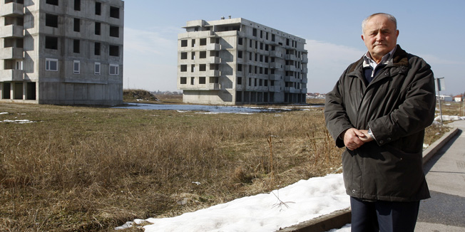Varazdin, 190215Prica o prevarenim kupcima stanova tvrtke Stanoing.Na fotografiji: Drago Labas ispred zgrada u kojoj je kupio stanove.Foto: Zeljko Hajdinjak / Cropix