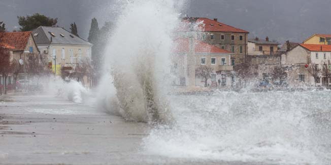 Kastela, 220215. Orkansko jugo u Kastelima. Dolaskom nove ciklone koja je jucer vec pocela utjecat na vremenske uvjete, danas je tijekom podneva zapuhalo orkansko jugo te je diglo vise metarske valove koji su zapljuskivali rivu u Kastelima.Na fotografiji: riva u Kastel Novom.Foto: Zvonimir Barisin / CROPIX