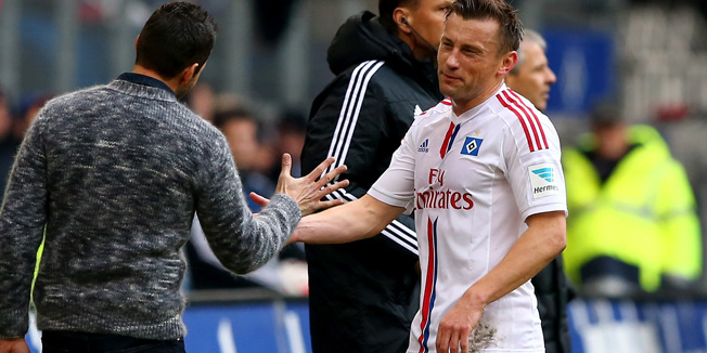 HAMBURG, GERMANY - FEBRUARY 22:  Ivica Olic walks injured off  the pitch of Hamburg and of Gladbach battle for the ball during the Bundesliga match between Hamburger SV and Borussia Moenchengladbach at Imtech Arena on February 22, 2015 in Hamburg, Germany.  (Photo by Martin Rose/Bongarts/Getty Images)