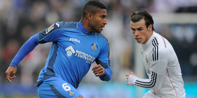 GETAFE, SPAIN - JANUARY 18:  Jorge Sammir of Getafe CF gets oast Gareth Bale of Real Madrid during the La Liga match between Getafe CF and Real Madrid CF at Coliseum Alfonso Perez stadium on January 18, 2015 in Getafe, Spain.  (Photo by Denis Doyle/Getty Images)